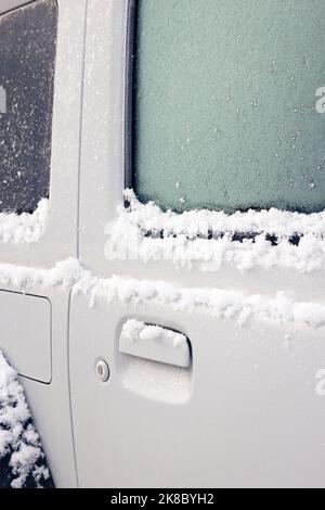 SUV-Autotür im Winter schneebedeckt, Großbritannien Stockfoto