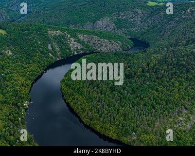 Tschechien. Luftaufnahme der Moldau von Tschechien, Krnany, Europa. Mittelböhmen, Tschechische Republik. Blick von oben in der Nähe von Vyhlidka Maj Aussichtspunkt. Stockfoto