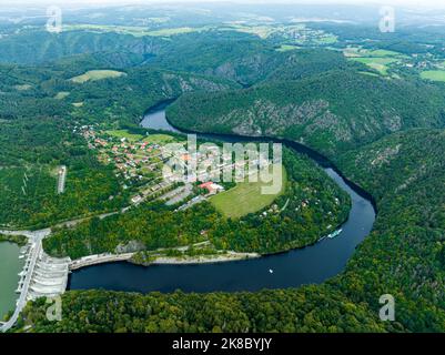 Tschechien. Luftaufnahme der Moldau von Tschechien, Krnany, Europa. Mittelböhmen, Tschechische Republik. Blick von oben in der Nähe von Vyhlidka Maj Aussichtspunkt. Stockfoto