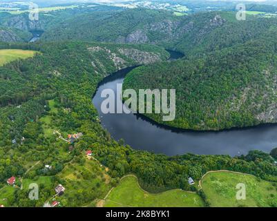 Tschechien. Luftaufnahme der Moldau von Tschechien, Krnany, Europa. Mittelböhmen, Tschechische Republik. Blick von oben in der Nähe von Vyhlidka Maj Aussichtspunkt. Stockfoto