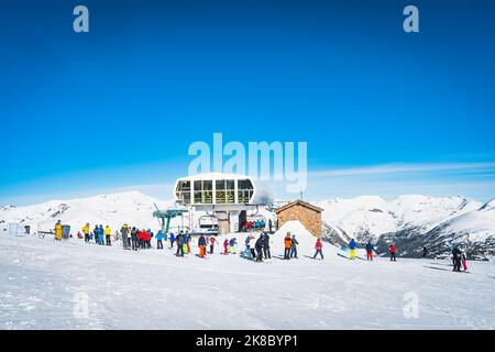 Menschen, Familien, Skifahrer und Snowboarder, die vom Skilift starten und im Winter Spaß haben, El Tarter, Grandvalira, Andorra, Pyrenäen Stockfoto