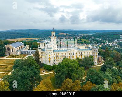 Luftaufnahme der neugotischen Burg Hluboká nad Vltavou, Tschechien, Europa. Stockfoto