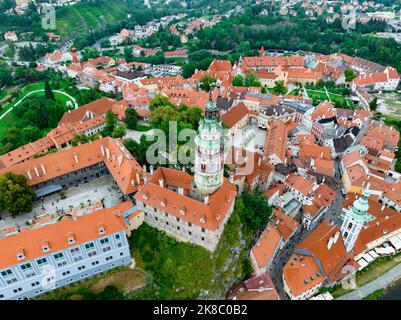 Ceski Krumlov Historische Tschechische Stadt. Die Stadt ist UNESCO-Weltkulturerbe an der Moldau. Luftaufnahme von der Drohne. Tschechisch, Krumlov. Europa. Stockfoto