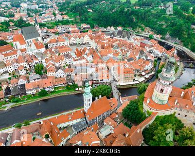 Ceski Krumlov Historische Tschechische Stadt. Die Stadt ist UNESCO-Weltkulturerbe an der Moldau. Luftaufnahme von der Drohne. Tschechisch, Krumlov. Europa. Stockfoto