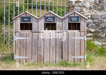 Abfallbehälter mit separaten Fächern für das Recycling von Abfall, Abfall oder Abfall, Großbritannien Stockfoto