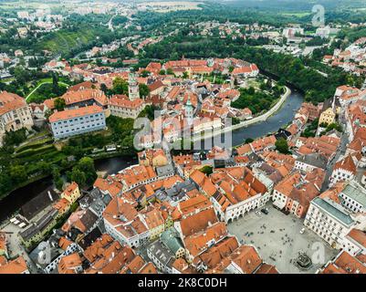 Ceski Krumlov Historische Tschechische Stadt. Die Stadt ist UNESCO-Weltkulturerbe an der Moldau. Luftaufnahme von der Drohne. Tschechisch, Krumlov. Europa. Stockfoto