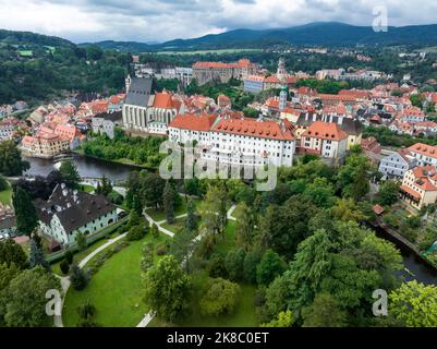 Ceski Krumlov Historische Tschechische Stadt. Die Stadt ist UNESCO-Weltkulturerbe an der Moldau. Luftaufnahme von der Drohne. Tschechisch, Krumlov. Europa. Stockfoto
