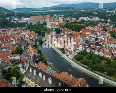 Ceski Krumlov Historische Tschechische Stadt. Die Stadt ist UNESCO-Weltkulturerbe an der Moldau. Luftaufnahme von der Drohne. Tschechisch, Krumlov. Europa. Stockfoto