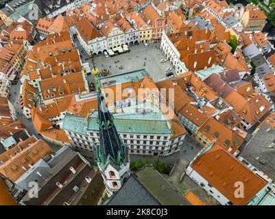 Ceski Krumlov Historische Tschechische Stadt. Die Stadt ist UNESCO-Weltkulturerbe an der Moldau. Luftaufnahme von der Drohne. Tschechisch, Krumlov. Europa. Stockfoto