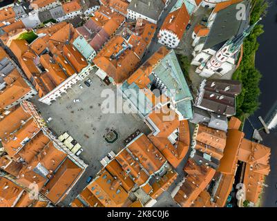 Ceski Krumlov Historische Tschechische Stadt. Die Stadt ist UNESCO-Weltkulturerbe an der Moldau. Luftaufnahme von der Drohne. Tschechisch, Krumlov. Europa. Stockfoto