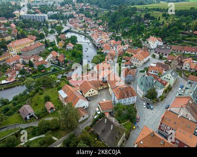 Ceski Krumlov Historische Tschechische Stadt. Die Stadt ist UNESCO-Weltkulturerbe an der Moldau. Luftaufnahme von der Drohne. Tschechisch, Krumlov. Europa. Stockfoto