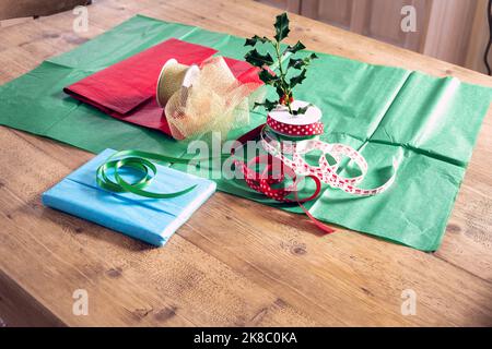 Nachhaltige Geschenkverpackung mit Seidenpapier und Farbband Stockfoto