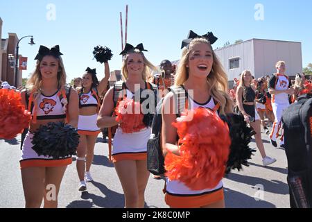 Stillwater, OK, USA. 22. Oktober 2022. Cheerleader der Oklahoma State Cowboys auf dem Spaziergang vor dem Spiel zwischen der University of Texas Longhorns und den Oklahoma State University Cowboys im Boone Pickens Stadium in Stillwater, OK. Patrick Green/CSM/Alamy Live News Stockfoto