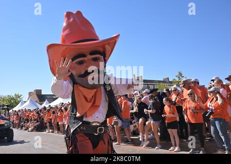 Stillwater, OK, USA. 22. Oktober 2022. Vor dem Spiel zwischen der University of Texas Longhorns und den Cowboys der Oklahoma State University im Boone Pickens Stadium in Stillwater, OK, spazierte Pistol Pete mit dem Team aus. Patrick Green/CSM/Alamy Live News Stockfoto