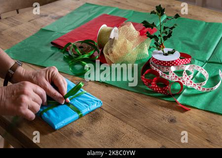 Nachhaltige Verpackung präsentiert mit Seidenpapier und Band, binden eine Schleife Stockfoto