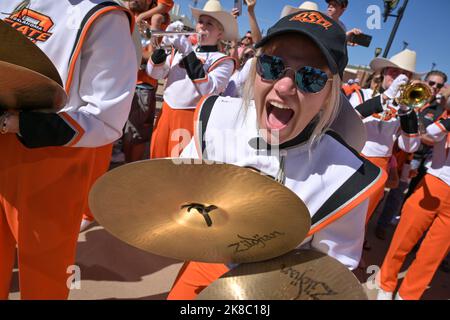 Stillwater, OK, USA. 22. Oktober 2022. Die Marschkapelle der Oklahoma State Cowboys tritt vor dem Spiel zwischen der University of Texas Longhorns und den Cowboys der Oklahoma State University im Boone Pickens Stadium in Stillwater, OK, auf. Patrick Green/CSM/Alamy Live News Stockfoto