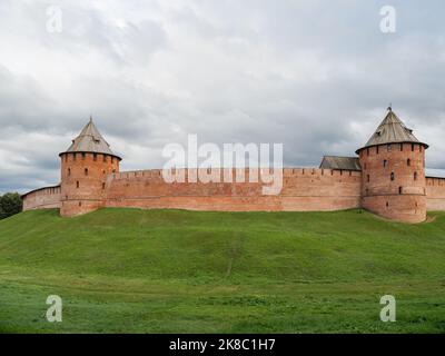 Die Mauern und Fjodorowskaja und Mitropolichja Türme des Nowgorod Kremls. Sommer bewölkten Tag in Veliky Nowgorod, Russland. Stockfoto