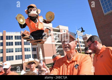 Stillwater, OK, USA. 22. Oktober 2022. Oklahoma State Cowboys-Fan, der auf das HIS-Team vor dem Spiel zwischen der University of Texas Longhorns und den Cowboys der Oklahoma State University im Boone Pickens Stadium in Stillwater, OK, wartet. Patrick Green/CSM/Alamy Live News Stockfoto