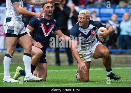 Bolton, England - 22.. Oktober 2022 - Rugby League World Cup England gegen Frankreich im Macron Stadium, Bolton, Großbritannien - Ryan Hall of England gibt einen Versuch ab. Kredit: Dean Williams/Alamy Live Nachrichten Stockfoto