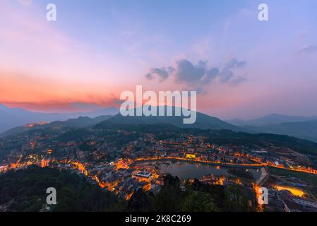 Schöner Blick auf die Landschaft von der Spitze des Mount Hamrong in Sapa Stadt bei Sonnenuntergang. Sapa ist eine berühmte Landschaftsstadt in der Provinz Lao Cai im Nordwesten Vietnams, Stockfoto