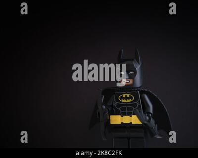 Tambow, Russische Föderation - 09. Oktober 2022 Ein Porträt einer Lego Batman Minifigur, die auf schwarzem Hintergrund steht. Stockfoto