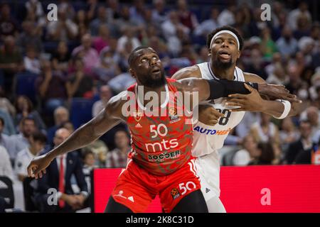 Madrid, Madrid, Spanien. 21. Oktober 2022. Benjamin Bentil (L) und Guerschon Yabusele (R).während des Real Madrid-Sieges über Crvena Zvezda mts Belgrad 72 - 56 im regulären Saisonspiel der Turkish Airlines Euroleague (Runde 4) wurde im WiZink Center in Madrid (Spanien) gefeiert. Oktober 21. 2022. (Bild: © Juan Carlos GarcÃ-A Mate/Pacific Press via ZUMA Press Wire) Stockfoto