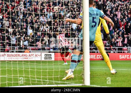 Amad Diallo feiert das erste Tor von Sunderland AFC gegen den FC Burnley. Stockfoto