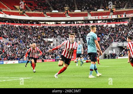 Dan Neil feiert das zweite Tor von Sunderland AFC gegen den FC Burnley. Stockfoto