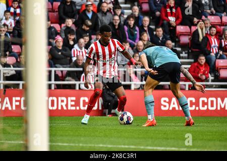 AFC-Stürmer Amad Diallo von Sunderland tritt gegen einen Verteidiger des FC Burnley an. Stockfoto