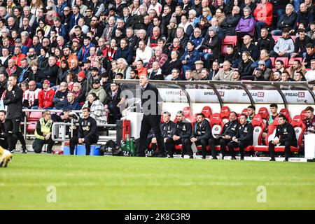 Tony Mowbray, AFC-Manager von Sunderland, ruft seinem Team während des Spiels gegen Burnley Anweisungen zu. Stockfoto