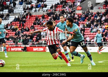 Der Sunderland AFC-Stürmer Amad Diallo schützt den Ball vor Viteno des FC Burnley. Stockfoto