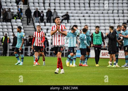 Der AFC-Verteidiger Danny Batth von Sunderland applaudiert den Fans nach der Niederlage seiner Mannschaft gegen den FC Burnley. Stockfoto