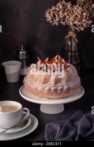 Food Fotografie von Cupcake, Kuchen mit Feigen, Glasur, Cappuccino, Kaffee, Gebäck, Dessert Stockfoto