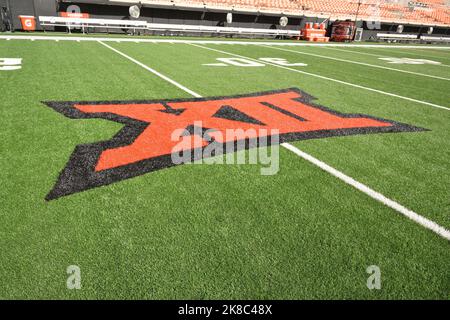 Stillwater, OK, USA. 22. Oktober 2022. Big12 Logo auf dem Spielfeld während des Spiels zwischen der University of Texas Longhorns und den Cowboys der Oklahoma State University im Boone Pickens Stadium in Stillwater, OK. Patrick Green/CSM/Alamy Live News Stockfoto