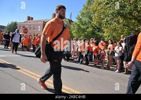 Stillwater, OK, USA. 22. Oktober 2022. Oklahoma State Cowboys Offensive Lineman Preston Wilson #74 zu Fuß zum Stadion vor dem Spiel zwischen der University of Texas Longhorns und den Oklahoma State University Cowboys im Boone Pickens Stadium in Stillwater, OK. Patrick Green/CSM/Alamy Live News Stockfoto