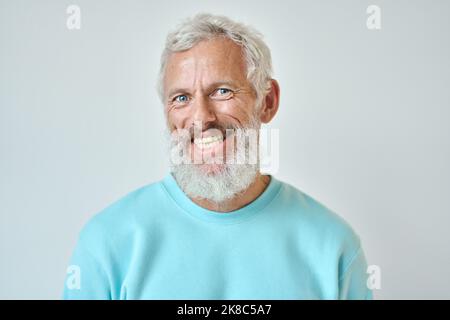 Lächelnder alter bärtiger Mann, isoliert auf weißem Hintergrund, Kopfbild-Porträt. Stockfoto