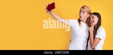 Mutter und Tochter Kid Banner, Kopierraum, isolierten Hintergrund. Familienportrait von glücklichen Mutter Frau und Kind Mädchen machen Selfie auf dem Smartphone. Stockfoto
