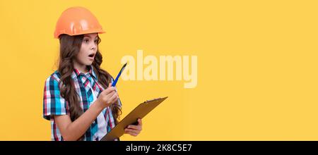 Sicherheit Arbeit Expertise. Stauned Mädchen in schützenden Hut machen Notizen. Kinderbaumeister im horizontalen Poster-Design des Helms. Banner-Kopfzeile, Kopierbereich. Stockfoto