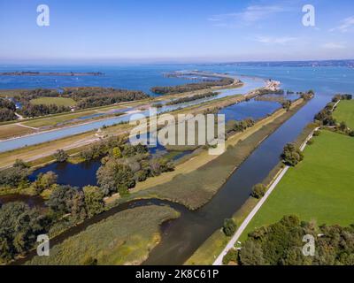 Luftaufnahme über der Mündung des Rheins in Hard, Österreich Stockfoto