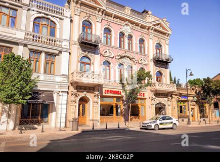 Tiflis, Georgien - 07 23 2022: Polizeifahrzeug der georgischen Polizei - weißer Skoda Rapid - geparkt neben der Didgori-Polizeiwache der alten Tiflis auf Davit Stockfoto