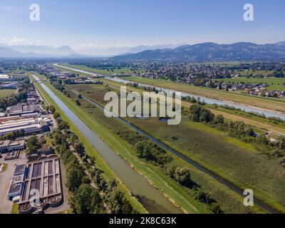 Luftaufnahme über der Mündung des Rheins in Hard, Österreich Stockfoto