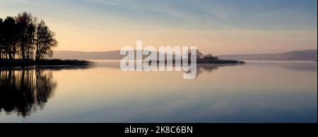 Landschaft mit Sonnenaufgang und Sonnenuntergang auf einem Teich Stockfoto
