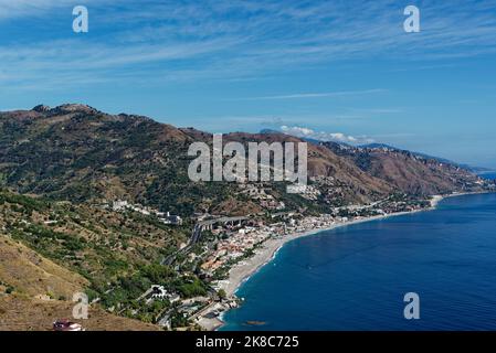 Letojanni (sizilianisch: Letojanni) ist eine Gemeinde (Gemeinde) und ein Küstenort in der Provinz Messina in der italienischen Region Sizilien im Osten coa Stockfoto