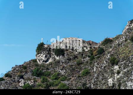 Letojanni (sizilianisch: Letojanni) ist eine Gemeinde (Gemeinde) und ein Küstenort in der Provinz Messina in der italienischen Region Sizilien im Osten coa Stockfoto