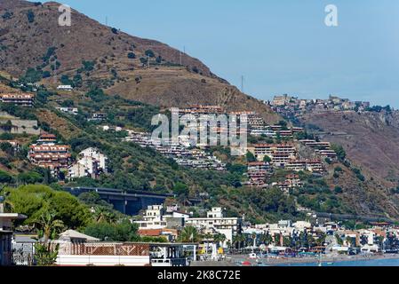 Letojanni (sizilianisch: Letojanni) ist eine Gemeinde (Gemeinde) und ein Küstenort in der Provinz Messina in der italienischen Region Sizilien im Osten coa Stockfoto