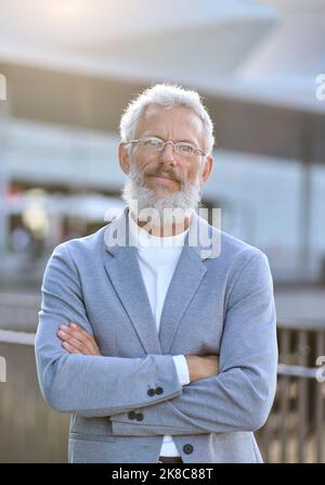 Selbstbewusst reifen älteren Geschäftsmann im Freien vertikalen Porträt. Stockfoto