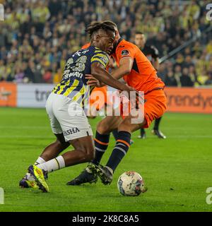 ISTANBUL, TÜRKEI - 22. OKTOBER: Michy Batshuayi von Fenerbahce, Leo Duarte von Basaksehir FK während des türkischen Super Lig-Spiels zwischen Fenerbahce und Basaksehir FK am Sukruu Saracoglu Stadyumu am 22. Oktober 2022 in Istanbul, Türkei (Foto: Orange Picts) Stockfoto