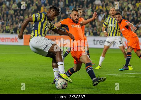 ISTANBUL, TÜRKEI - 22. OKTOBER: Michy Batshuayi von Fenerbahce, Leo Duarte von Basaksehir FK während des türkischen Super Lig-Spiels zwischen Fenerbahce und Basaksehir FK am Sukruu Saracoglu Stadyumu am 22. Oktober 2022 in Istanbul, Türkei (Foto: Orange Picts) Stockfoto