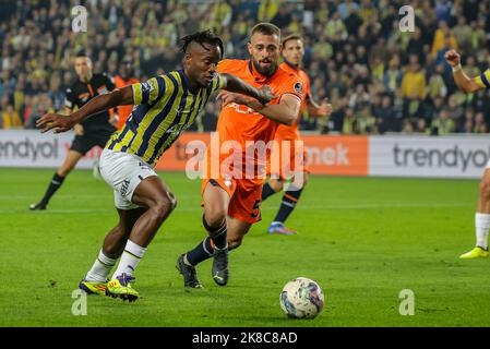 ISTANBUL, TÜRKEI - 22. OKTOBER: Michy Batshuayi von Fenerbahce, Leo Duarte von Basaksehir FK während des türkischen Super Lig-Spiels zwischen Fenerbahce und Basaksehir FK am Sukruu Saracoglu Stadyumu am 22. Oktober 2022 in Istanbul, Türkei (Foto: Orange Picts) Stockfoto