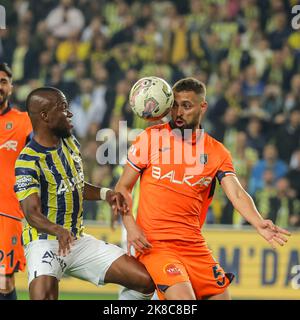 ISTANBUL, TÜRKEI - 22. OKTOBER: Enner Valencia aus Fenerbahce, Leo Duarte aus Basaksehir FK während des türkischen Super Lig-Spiels zwischen Fenerbahce und Basaksehir FK am Sukruu Saracoglu Stadyumu am 22. Oktober 2022 in Istanbul, Türkei (Foto: Orange Pictures) Stockfoto